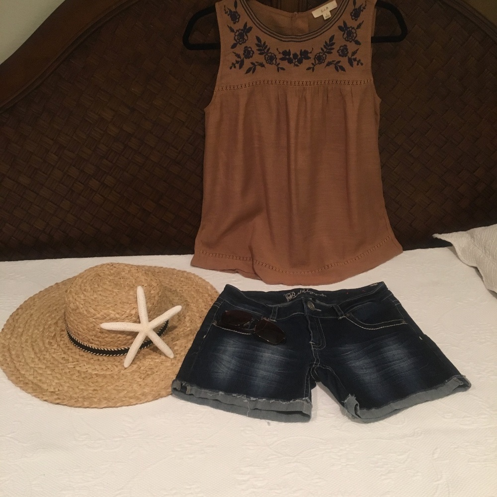 NEVER WORN- Tan Floral Top